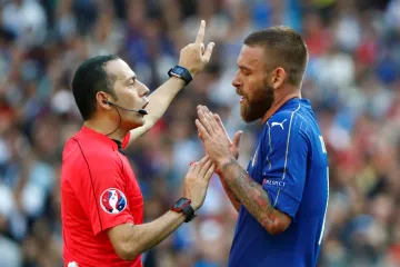 Ital Daniele De Rossi diskutuje s rozhodčím Cüneytem Cakirem