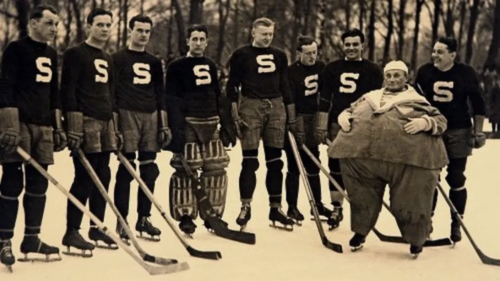 Hokejisté Sparty v předválečných dresech