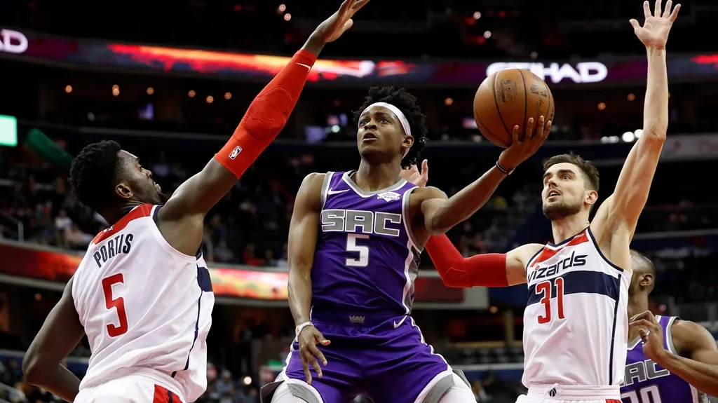 Tomáš Satoranský z Washingtonu (vpravo) v utkání proti Sacramentu