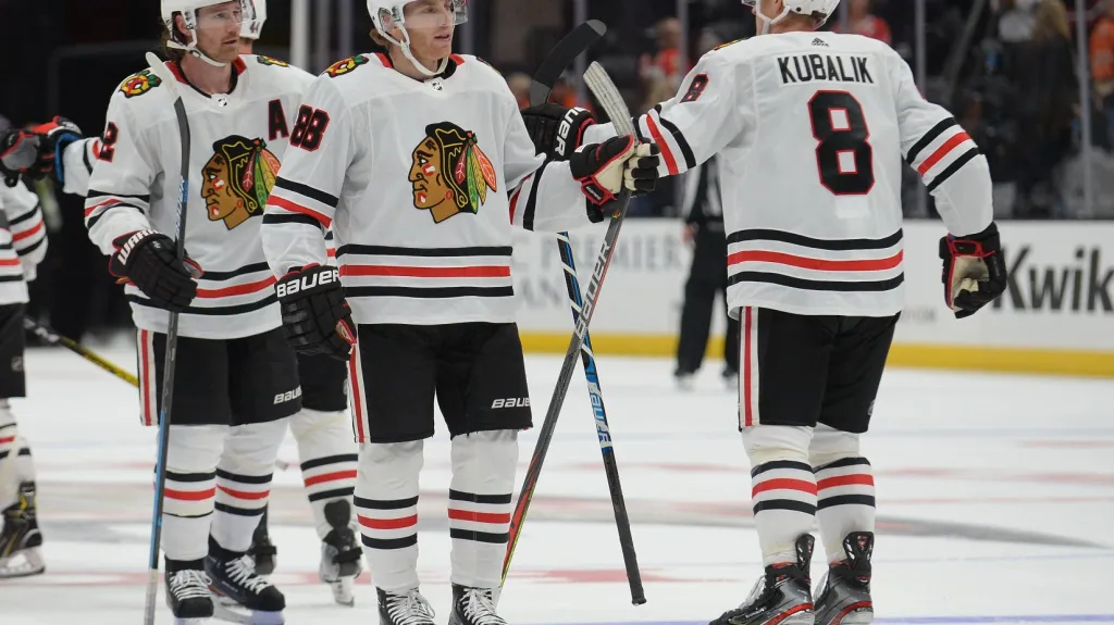 Dominik Kubalík se raduje z gólu se spoluhráči z Chicaga