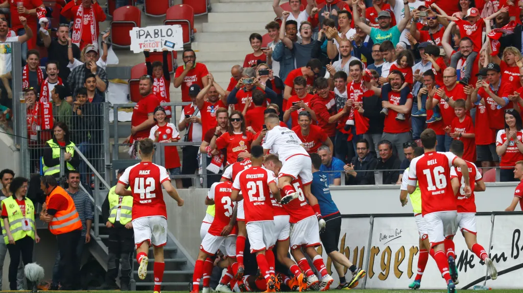 Radost fotbalistů Mohuče po brance Bote Baka