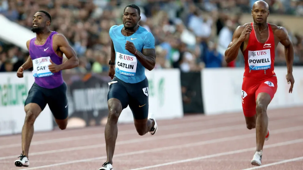 Justin Gatlin (uprostřed) poráží na stovce Asafu Powella a Tysona Gaye