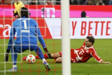 Leon Goretzka dává Wolfsburgu osmý gól Bayernu