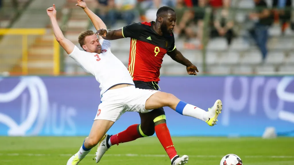 Tomáš Kalas (vlevo) se snaží zastavit Romela Lukakua z Belgie