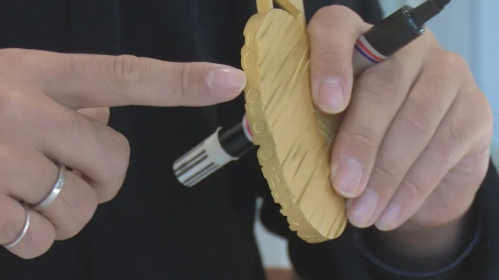 Korejské písmo na lemu medaile