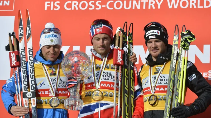 Petter Northug (uprostřed) s křišťálovým glóbem