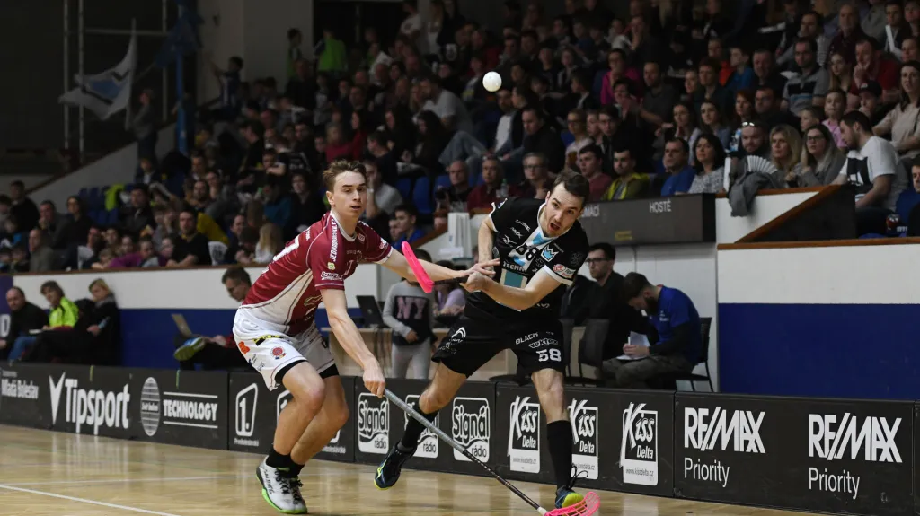 Filip Zakonov v souboji s Michalem Pažákem