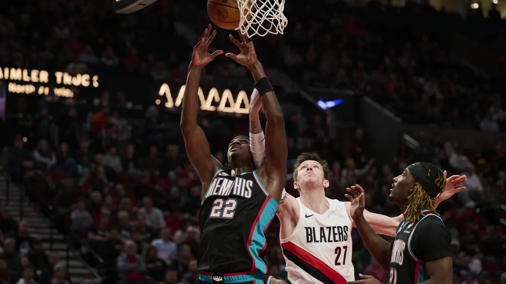 Vít Krejčí v dresu Portlandu v souboji pod košem s Taylorem Hendricksem z Memphisu