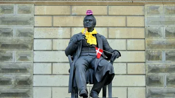 Dánský dramatik Adam Oehlenschläger ve žluté a s fialovou přilbou