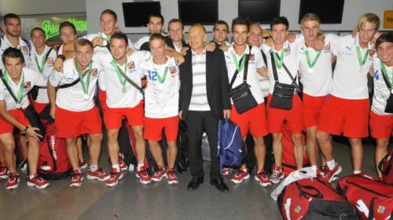 Česká devatenáctka po příletu do Prahy