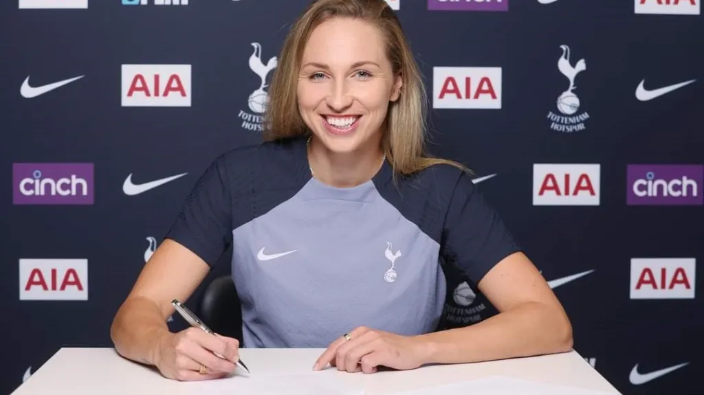 Barbora Votíková podepisuje smlouvu s Tottenhamem