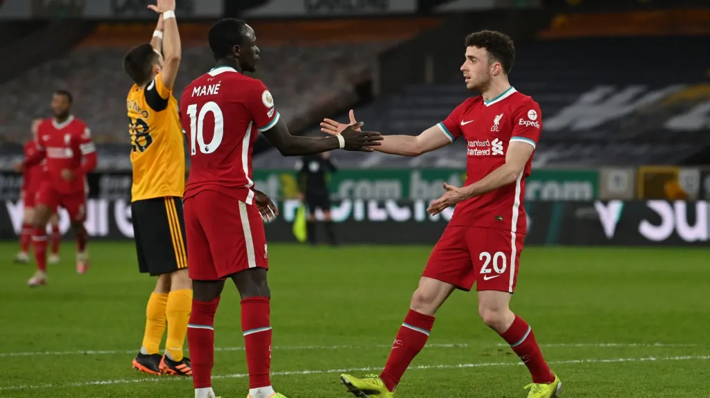 Fotbalisté Liverpoolu oslavují gól ve Wolverhamptonu