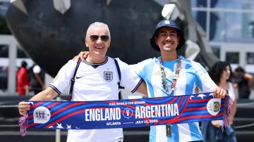 Anglický a argentinský fanoušek pózují fotografům