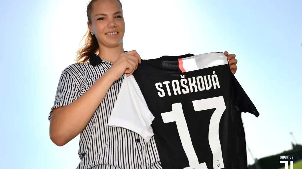 Andrea Stašková s dresem Juventusu