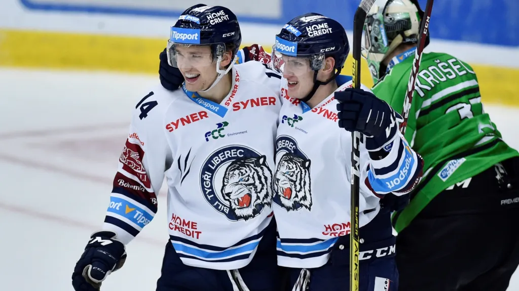 Hokejisté Liberce se radují z gólu v síti Mladé Boleslavi