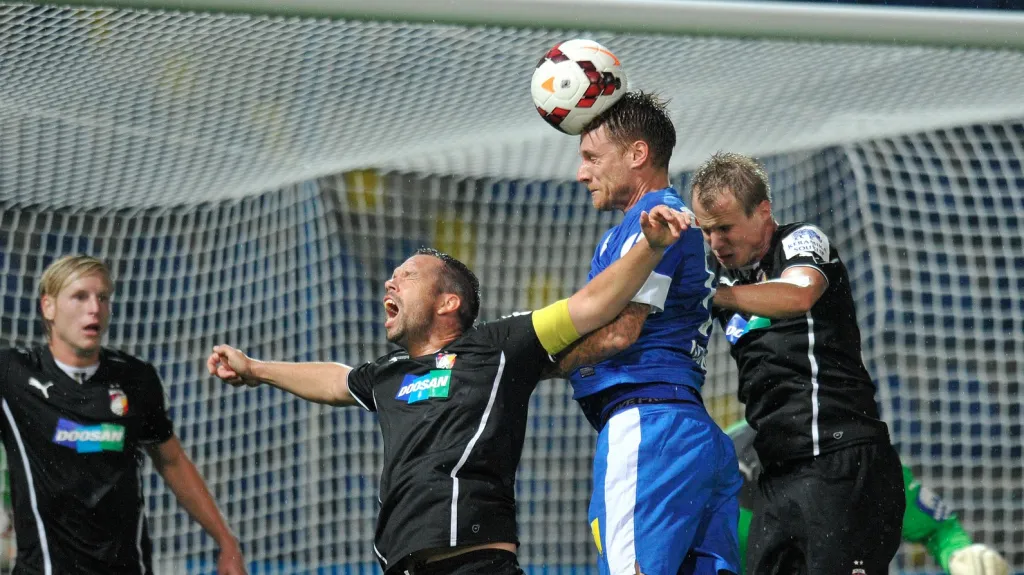 Radoslav Kováč s v hlavičkovém souboji s Pavlem Horváthem