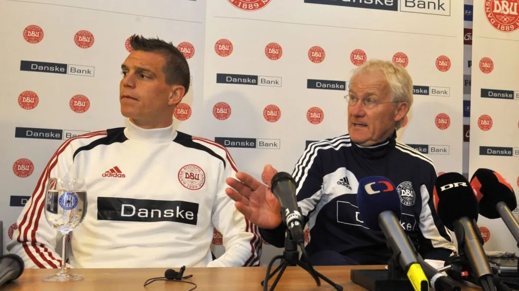 Daniel Agger a Morten Olsen na tiskové konferenci před zápasem s Českem