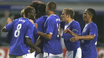 Fotbalisté Evertonu se radují po vstřeleném gólu