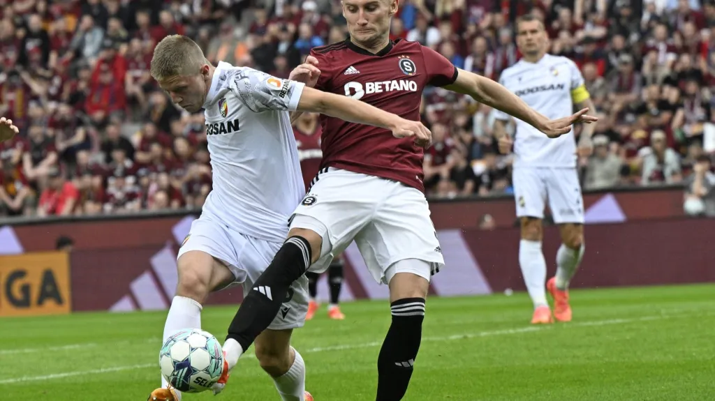 Jan Kuchta (vpravo) v souboji s plzeňským Lukášem Červem