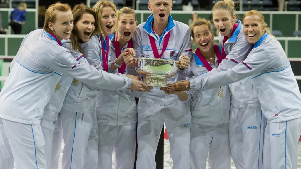 Český fedcupový tým s kapitánem Petrem Pálou