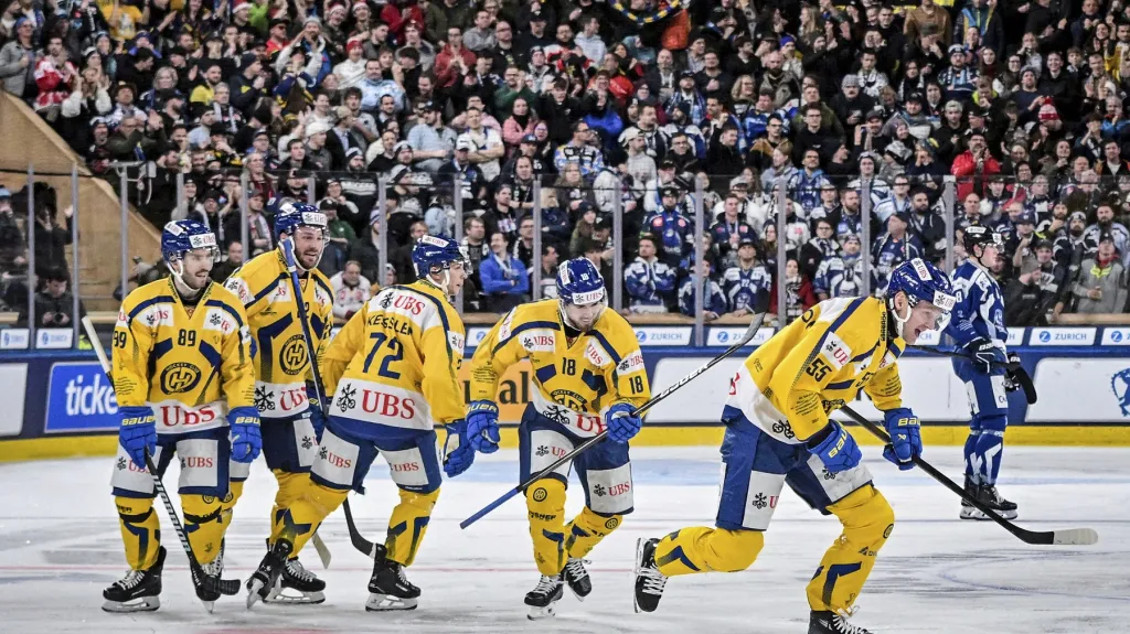 Hokejisté Davosu i s Filipem Zadinou slaví gól