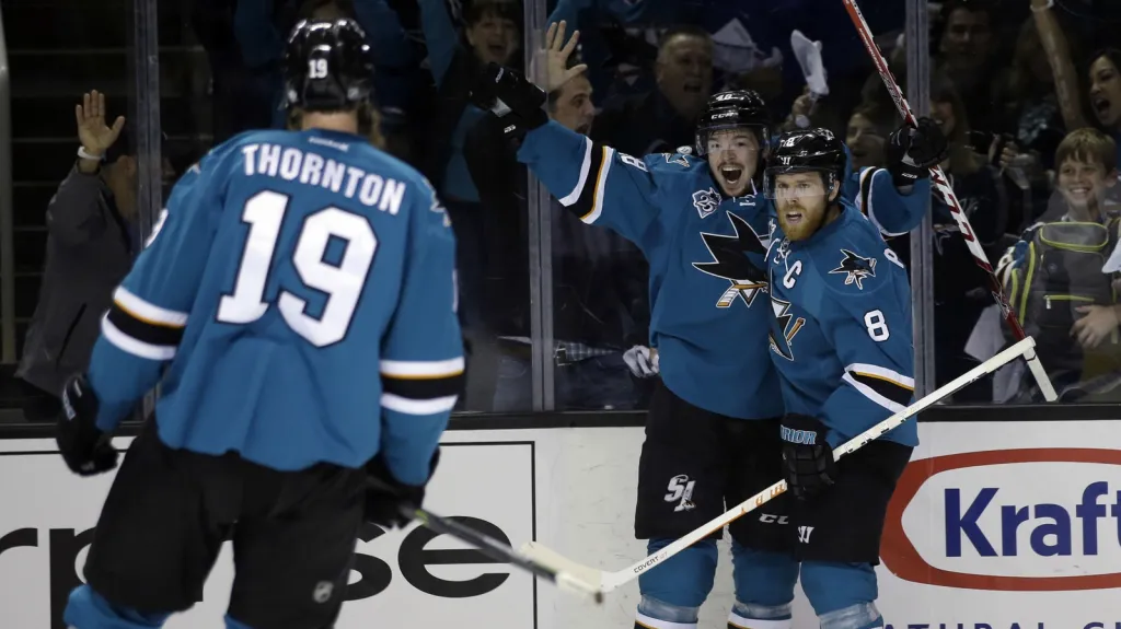 Tomáš Hertl se raduje se spoluhráči