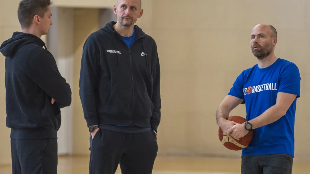 Luboš Bartoň (uprostřed)