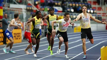 Rozběh české štafety mužů na 4x400 metrů s ohlasy