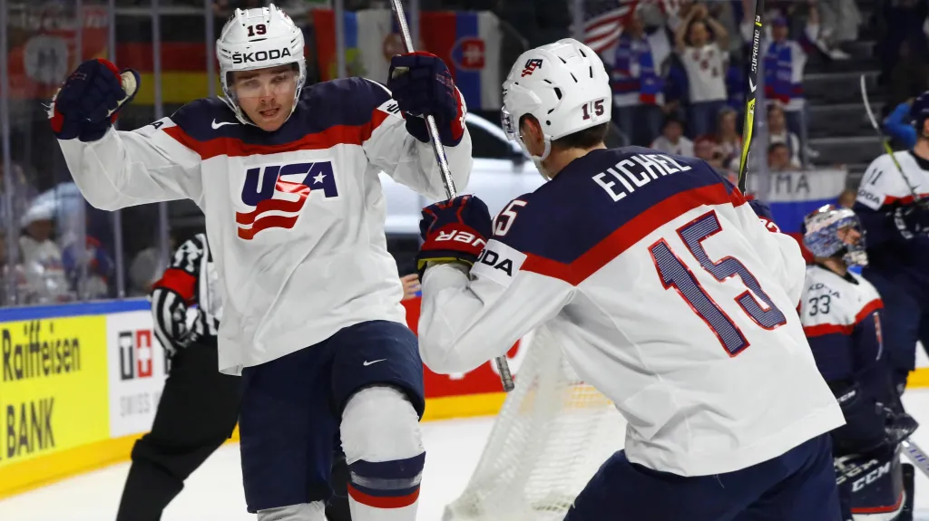 Američan Clayton Keller oslavuje branku do sítě Slovenska