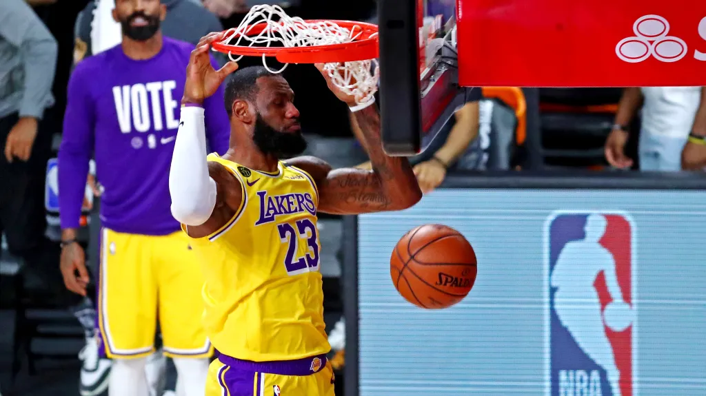 LeBron James z LA Lakers smečuje do koše ve finále NBA