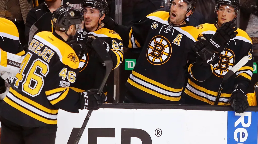 David Krejčí (vlevo s číslem 46) slaví se spoluhráči