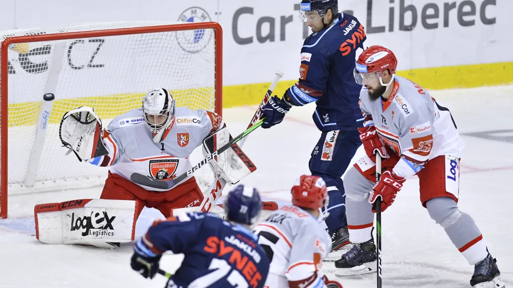 Brankář Štěpán Lukeš z Hradce Králové čelí libereckému ataku