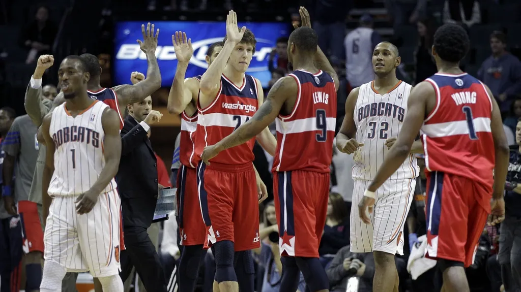 Jan Veselý se raduje se spoluhráči