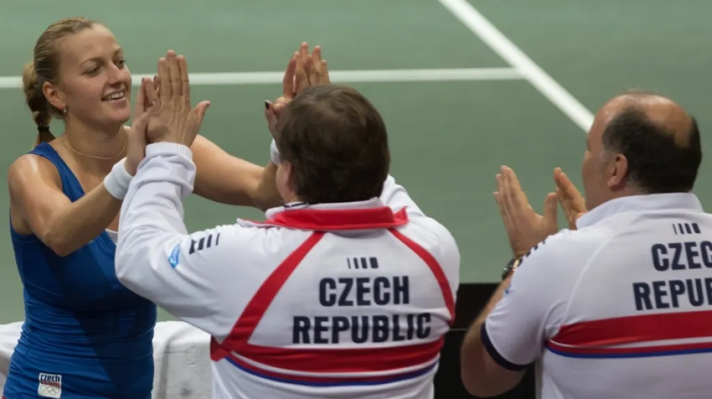 Petra Kvitová se raduje se členy fedcupového týmu