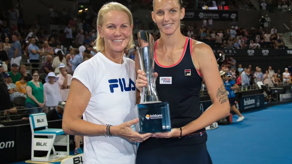 Karolína Plíšková s trofejí pro vítězku turnaje v Brisbane a její trenérka Rennae Stubbsová