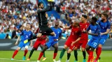 Portugalský brankář Rui Patrício chytá centr ve finále ME proti Francii
