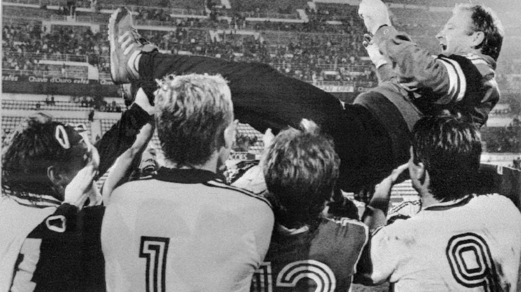 Jozef Vengloš se s československými fotbalisty raduje z postupu na MS 1990