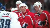 Dominik Hašek si podává ruku s Waynem Gretzkym po vyhraném naganském semifinále s Kanadou