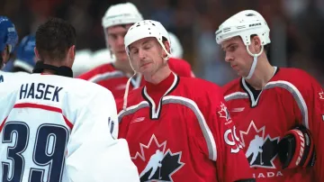 Dominik Hašek si podává ruku s Waynem Gretzkym po vyhraném naganském semifinále s Kanadou
