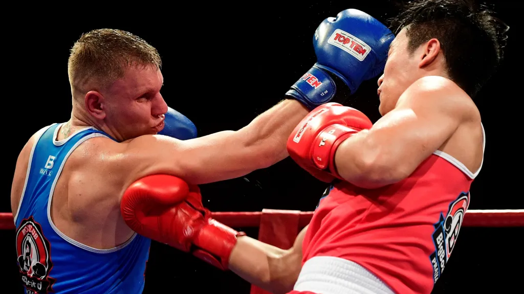 Boxer Zdeněk Chladek trefuje svého soupeře