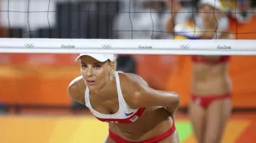 Markéta Sluková (na síti) a Barbora Hermannová (podává)