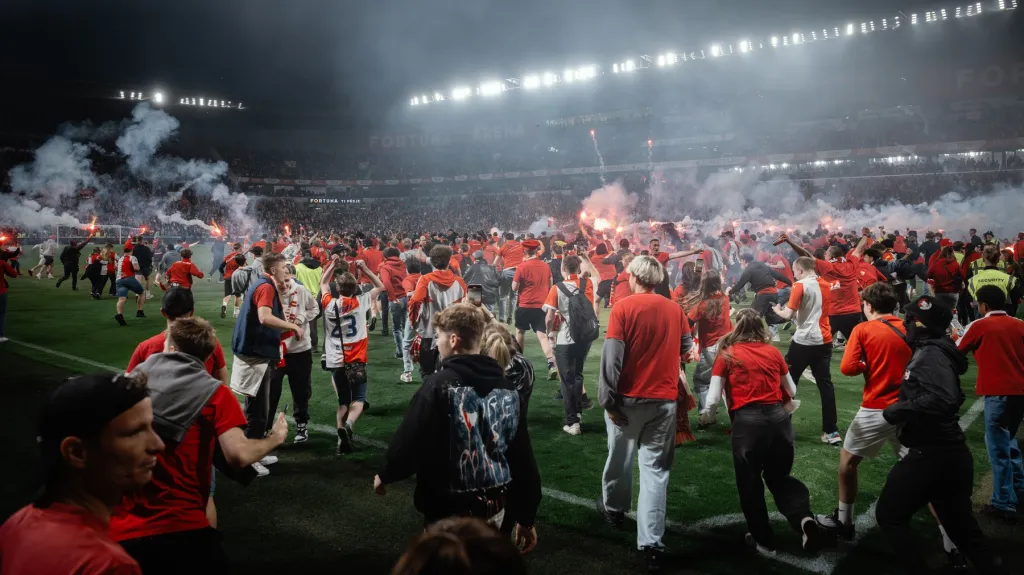 Fanoušci Slavie na hrací ploše Edenu