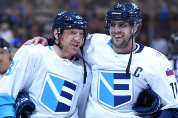 Marián Hossa (vlevo) a Anže Kopitar