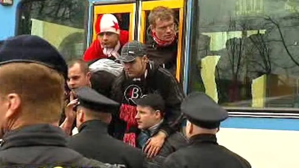 Slávističtí fanoušci demolují autobus
