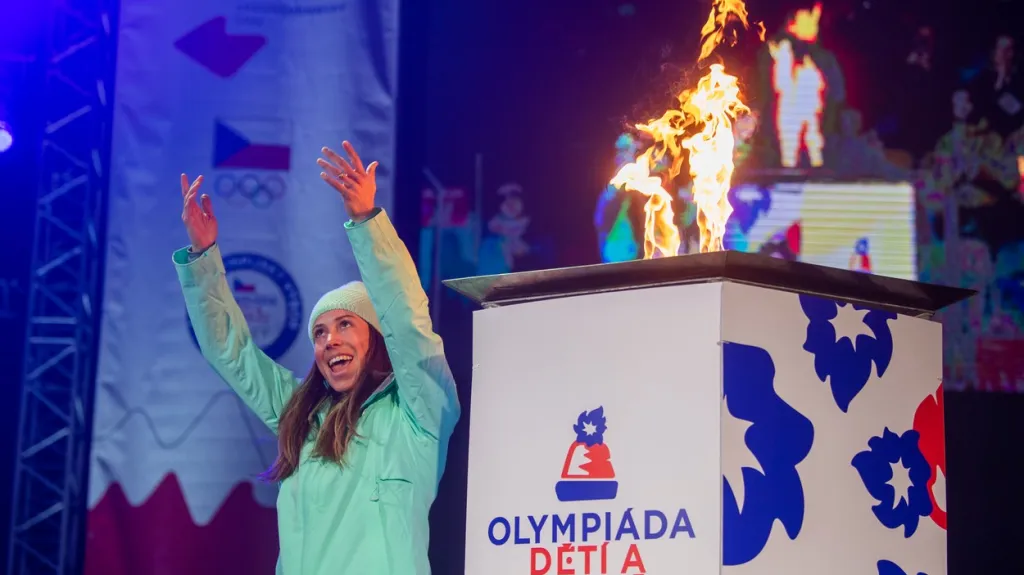 Eva Adamczyková zapálila oheň Olympiády dětí a mládeže