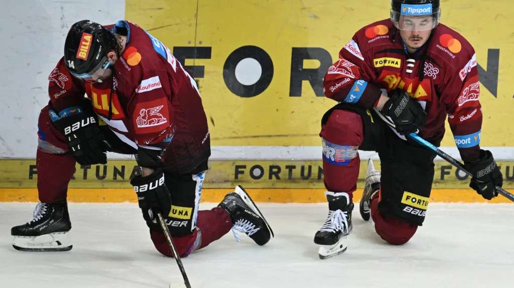 Zklamaní sparťané Filip Chlapík (vlevo) a Maxim Matuškin