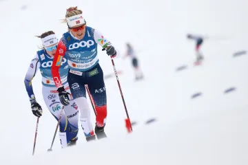 Therese Johaugová před Ebbou Anderssenovou