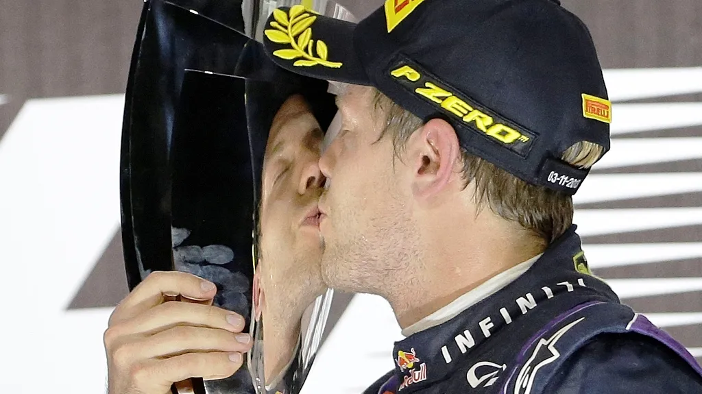 Sebastian Vettel s trofejí za vítězství v Abú Zabí