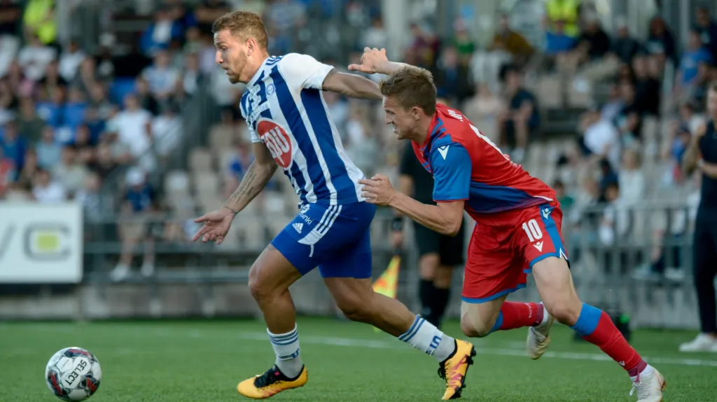 Jan Kopic z Plzně (vpravo) v utkání proti Helsinkám