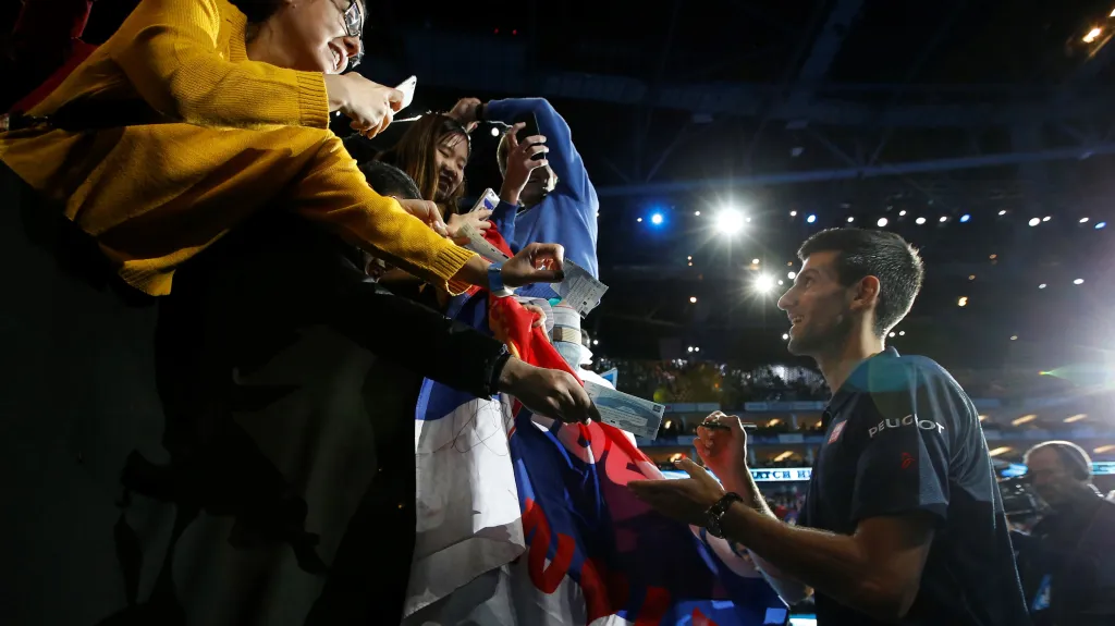 Spokojený Novak Djokovič se podepisuje fanouškům
